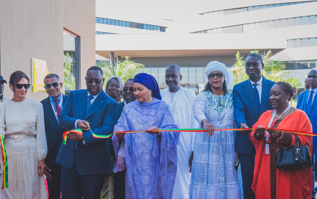 Coupure du ruban par SEM Macky Sall, Président de la République du Sénégal, avec Mme Amina J Mohammed, Vice-Secrétaire génerale de l'ONU.