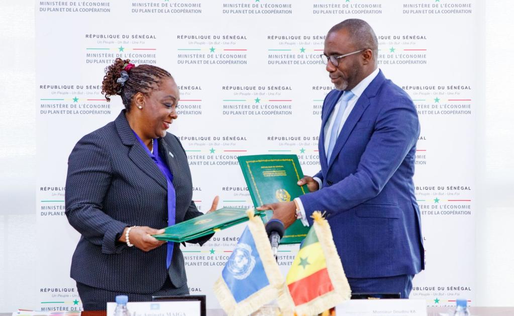 Signature du Cadre de Coopération pour le Développement Durable 2024-2028 entre le ministre de l'Economie du Plan et de la Coopération M. Doudou Ka et Mme Aminata Maiga, Coordonnateur Résident du Système des Nations Unies au Sénégal.