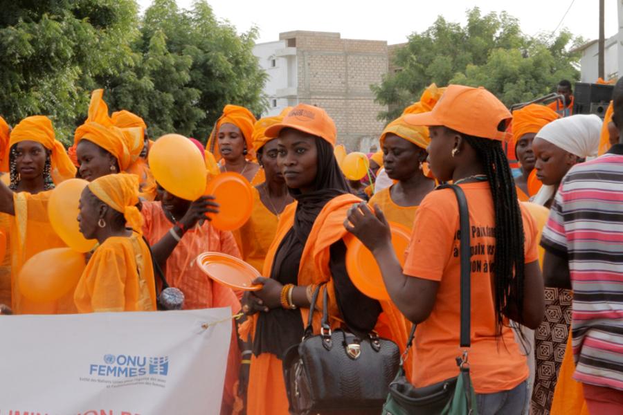 Femmes Sénégalaises participant à la campagne « Orangez le monde ». 