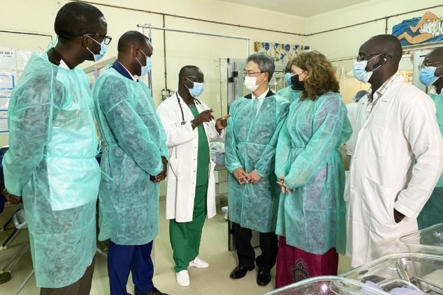 Son Excellence M. Arai Tatsuo, Ambassadeur du Japon  au Sénégal et la Représentante de l'UNICEF, Silvia Danailov,  en visite à l'Hôpital Régional de Ziguinchor.