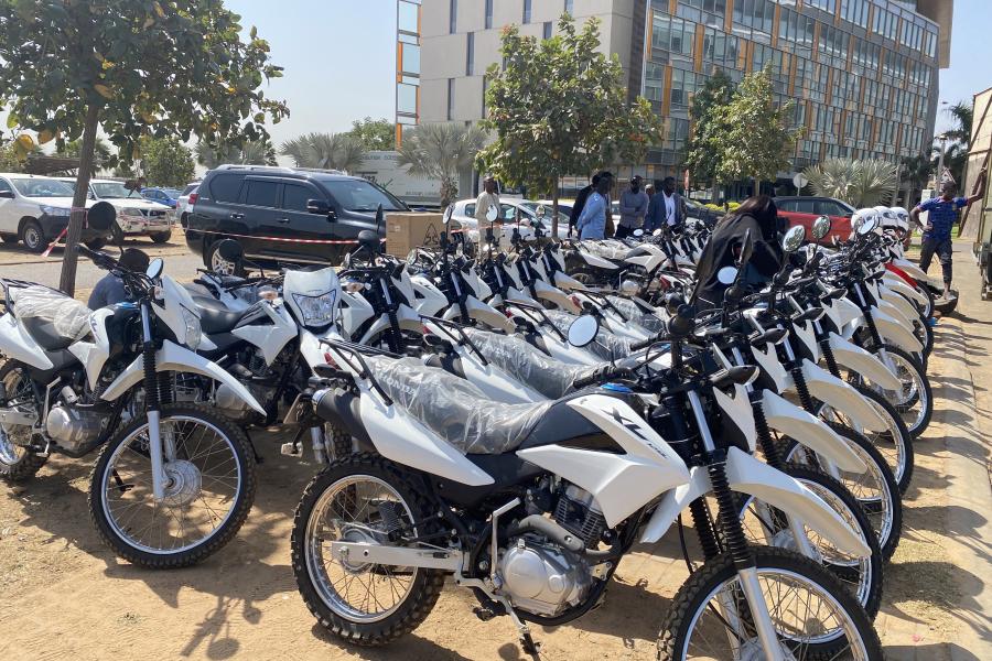 Les 64 motos, livrées grâce à un financement de la Banque mondiale pour renforcer la mobilité des agents des services départementaux de développement communautaire