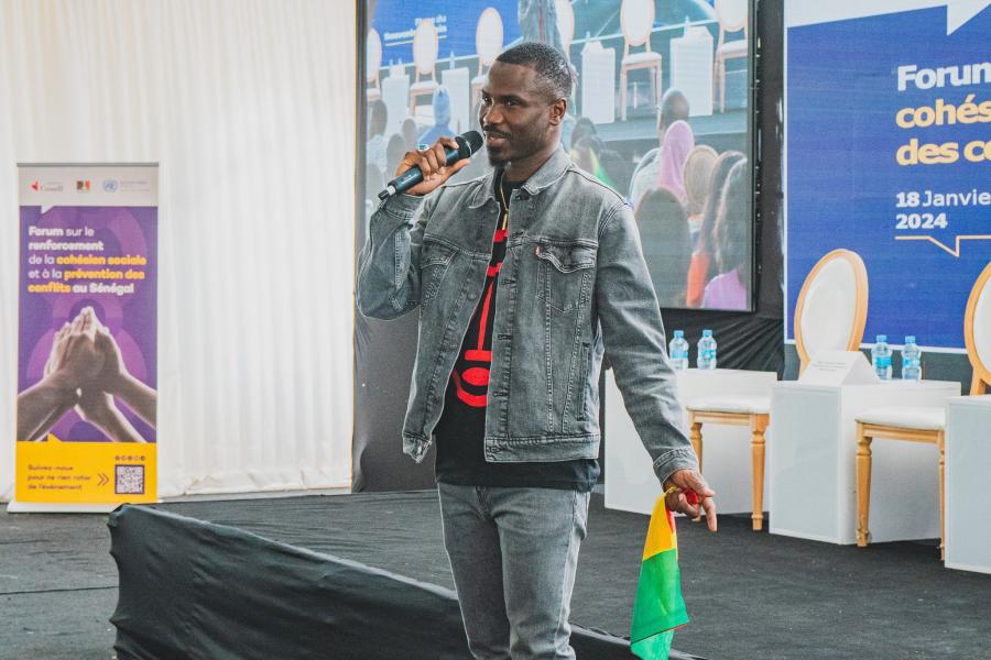 L'artiste Dip Doundou Guiss qui se produit devant les 500 participants du Forum