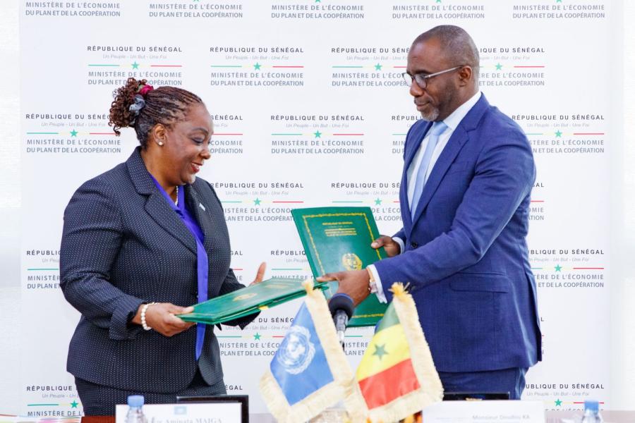 Signature du Cadre de Coopération pour le Développement Durable 2024-2028 entre le ministre de l'Economie du Plan et de la Coopération M. Doudou Ka et Mme Aminata Maiga, Coordonnateur Résident du Système des Nations Unies au Sénégal.