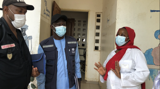 Discussion entre l'équipe OMS Sénégal et un agent de santé
